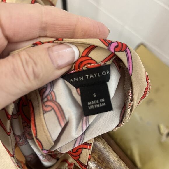 Ann Taylor Blouse Top size Small Khaki Red Pink Chain Print Smocked Stretch - Picture 7 of 7